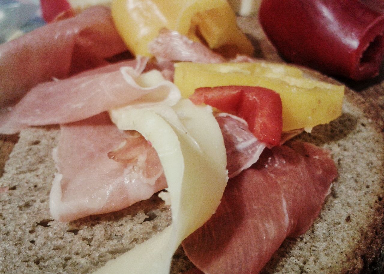 CLOSE-UP OF FRUIT SLICES