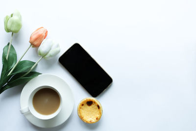 High angle view of coffee and white roses