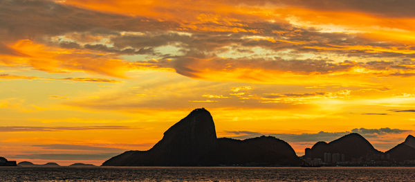 Photo of sugarloaf mountain, pão de açúcar, with guanabara bay during the day