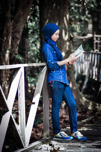 Full length of young woman standing in park