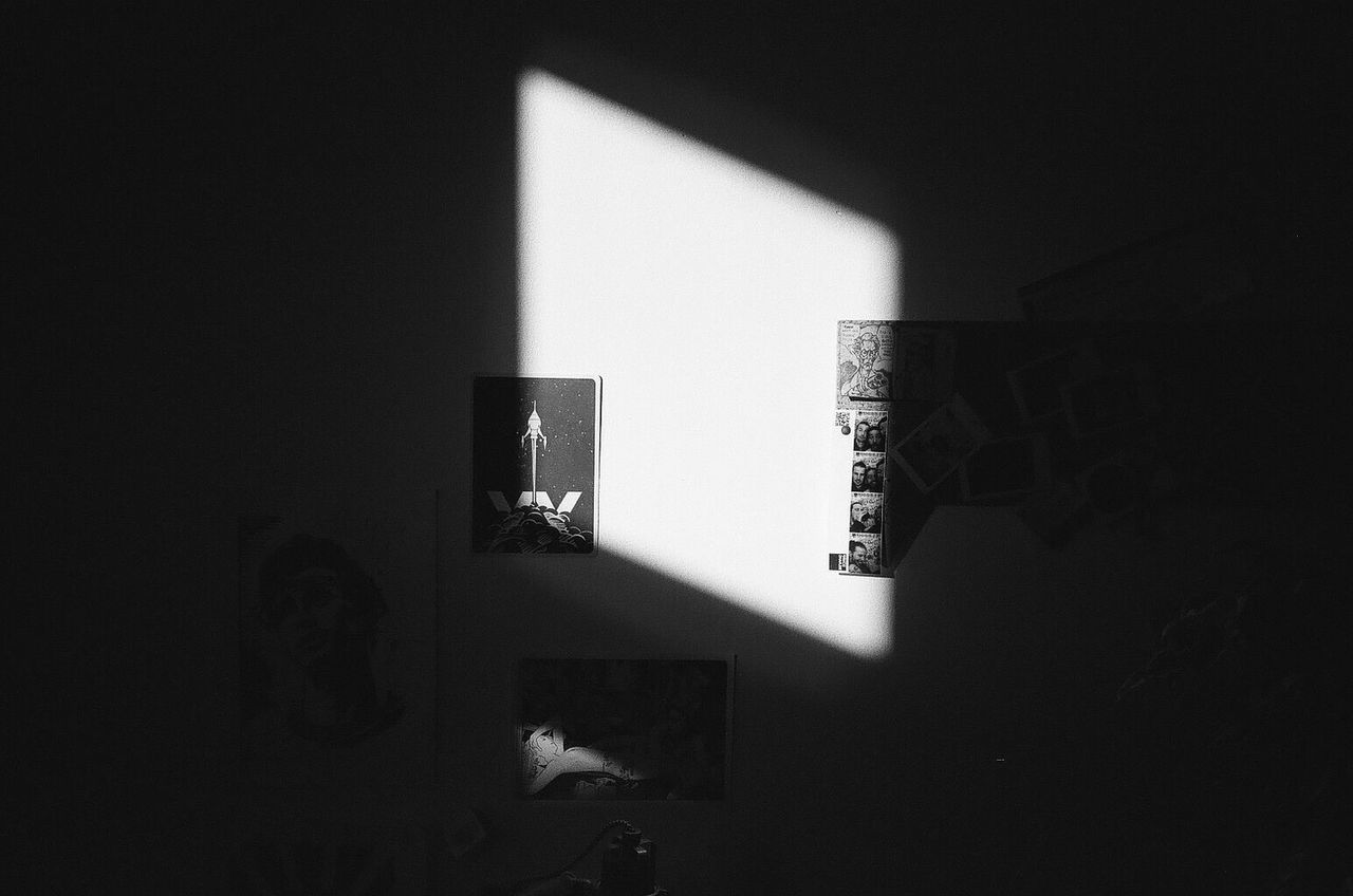 SUNLIGHT FALLING IN ILLUMINATED ROOM