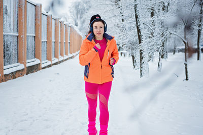 Gear up for cold weather running, how to dress for winter running. running woman in sportswear