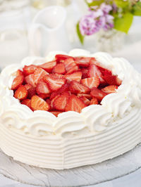 Meringue with strawberries