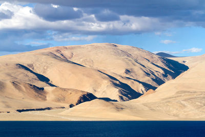 Tso moriri mountain lake panorama with mountains and blue sky reflections in the lake