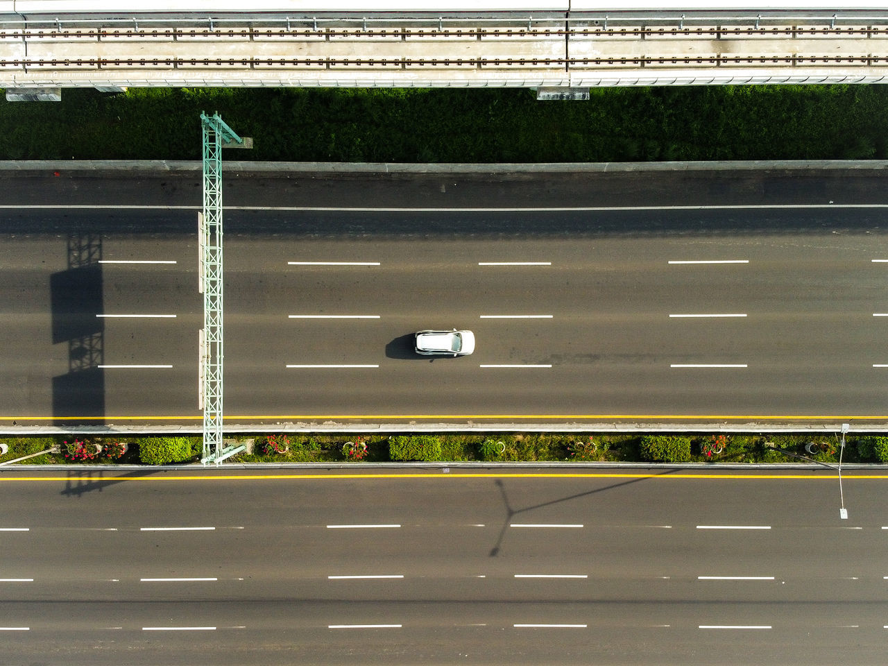 HIGH ANGLE VIEW OF EMPTY ROAD AGAINST BUILDING