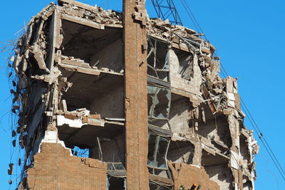 Building demolition, no people, sunny, destruction.