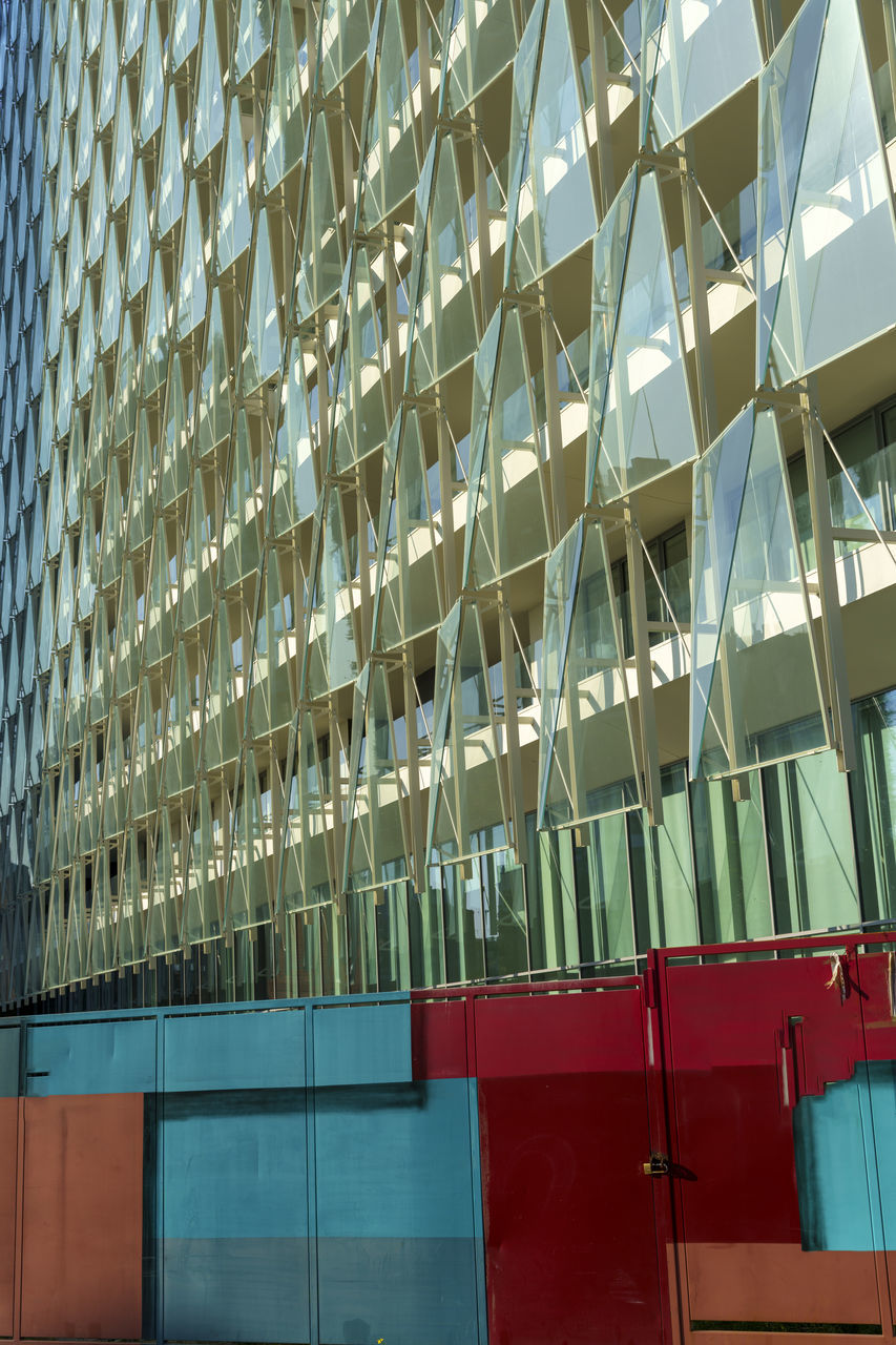 FULL FRAME SHOT OF MODERN BUILDING