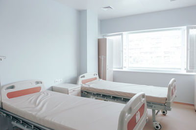Modern hospital room. hospital bed in clean and modern hospital. interior of empty hospital ward.