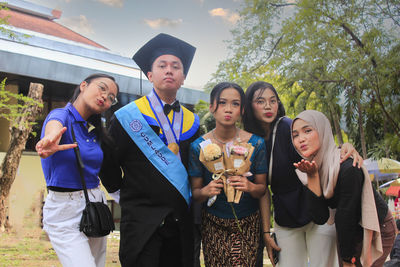 Golden moments become eternal memories with friends at graduation