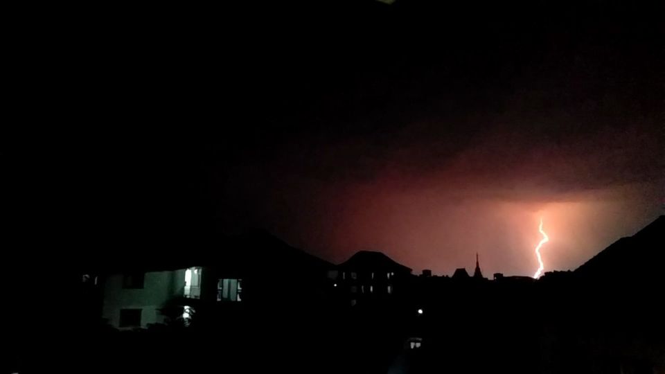 SILHOUETTE BUILDINGS IN CITY AT NIGHT