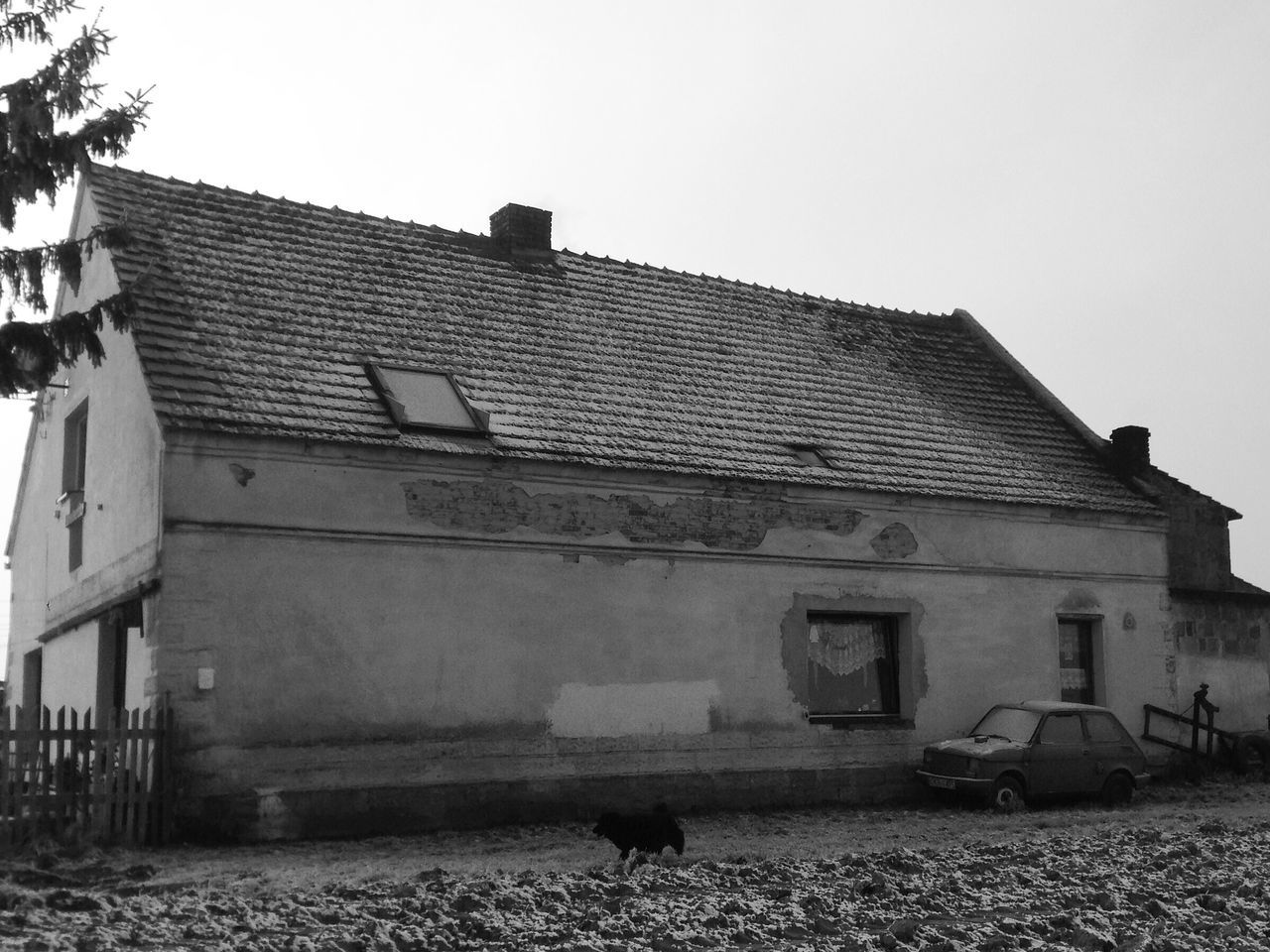 building exterior, architecture, built structure, clear sky, old, house, copy space, day, low angle view, abandoned, building, outdoors, residential structure, exterior, roof, no people, facade, residential building, wall - building feature, sky