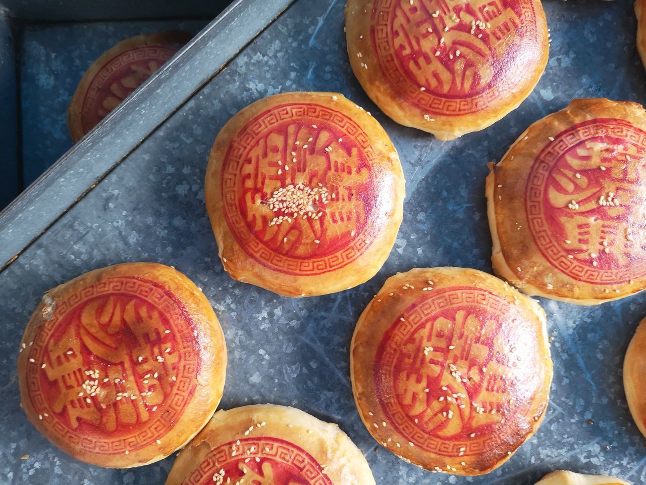 HIGH ANGLE VIEW OF PUMPKINS ON TABLE