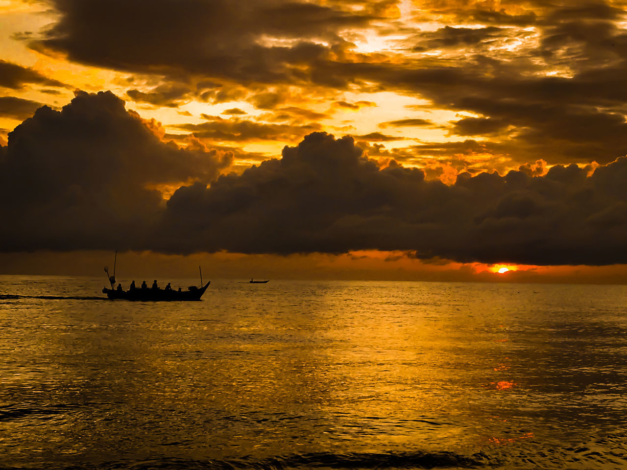 SILHOUETTE FISHING BOAT IN SEA AGAINST SKY DURING SUNSET