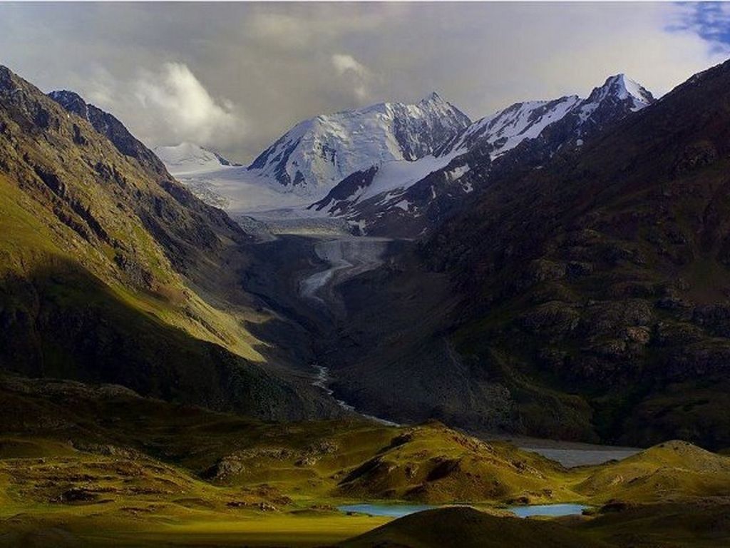 mountain, mountain range, tranquil scene, scenics, tranquility, beauty in nature, landscape, sky, nature, non-urban scene, physical geography, snow, snowcapped mountain, idyllic, cloud - sky, majestic, winter, geology, valley, remote