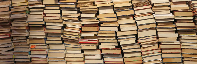 The background of many books of many sizes for the preparation of university examinations