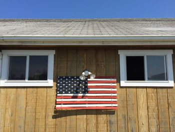 Various flag on window