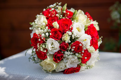 Close-up of rose bouquet on table