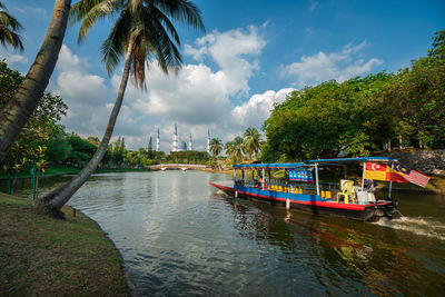 A touring boat going around the lake near the blue mosque for sightseeing. 