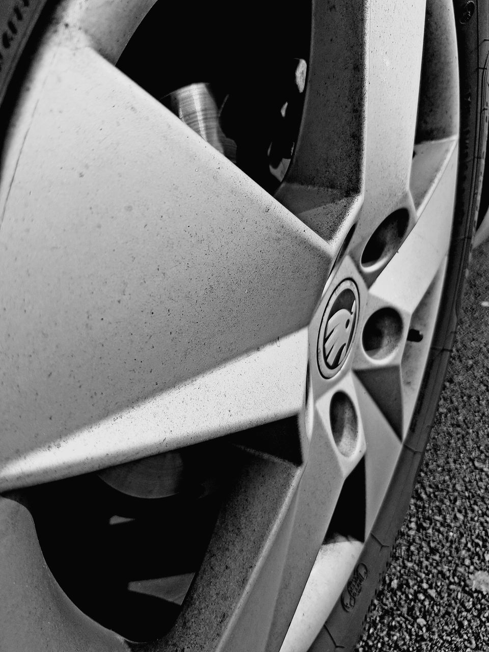 CLOSE-UP OF WHEEL OF CAR