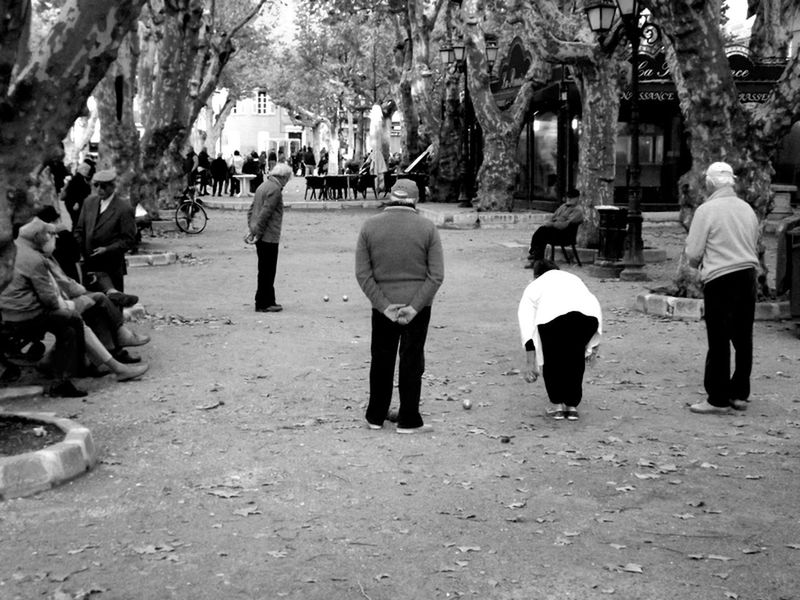 lifestyles, walking, rear view, men, leisure activity, person, street, tree, full length, casual clothing, large group of people, footpath, incidental people, city life, day, outdoors, city, togetherness, building exterior