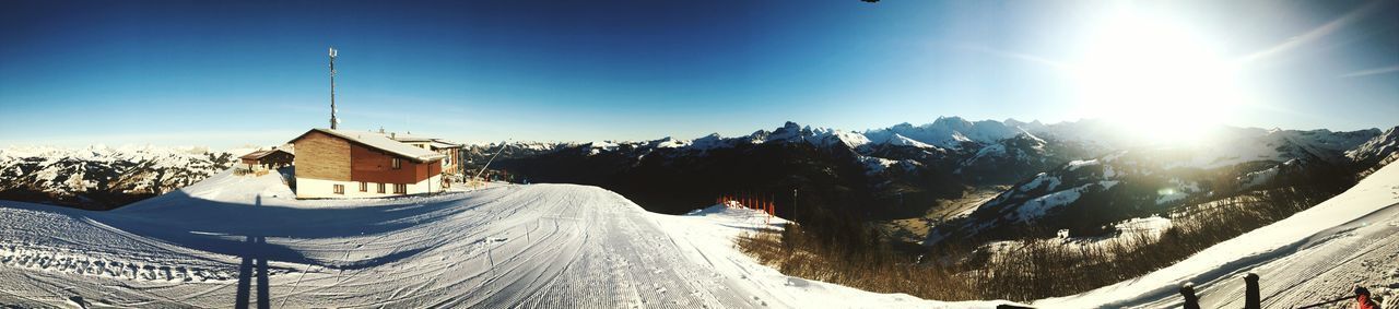 PANORAMIC VIEW OF SNOWCAPPED MOUNTAINS ON SUNNY DAY