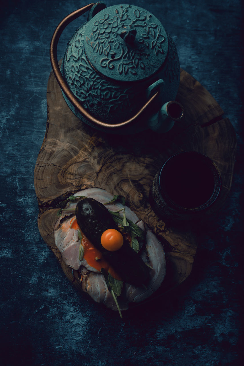 HIGH ANGLE VIEW OF TEA IN CUP ON TABLE