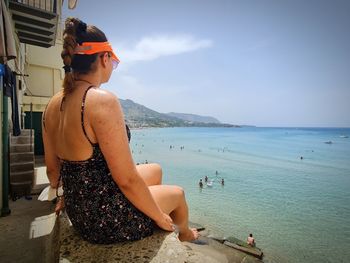 Young woman looking at sea