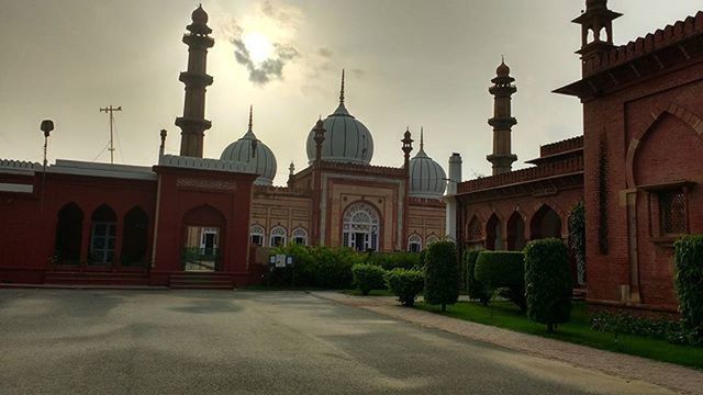 architecture, building exterior, built structure, dome, place of worship, mosque, religion, famous place, facade, sky, travel destinations, islam, spirituality, incidental people, street light, tourism, history, city