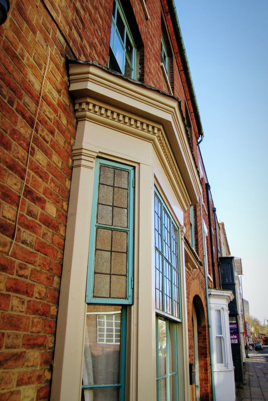 LOW ANGLE VIEW OF HOUSE AGAINST SKY