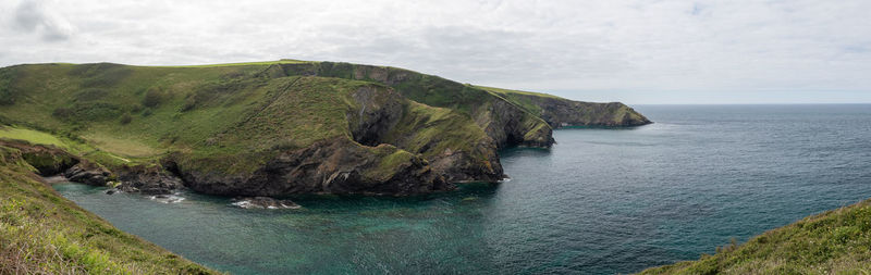 Panoramic photoi of the rugged coastline around the fishing village of port isaac in cornwall