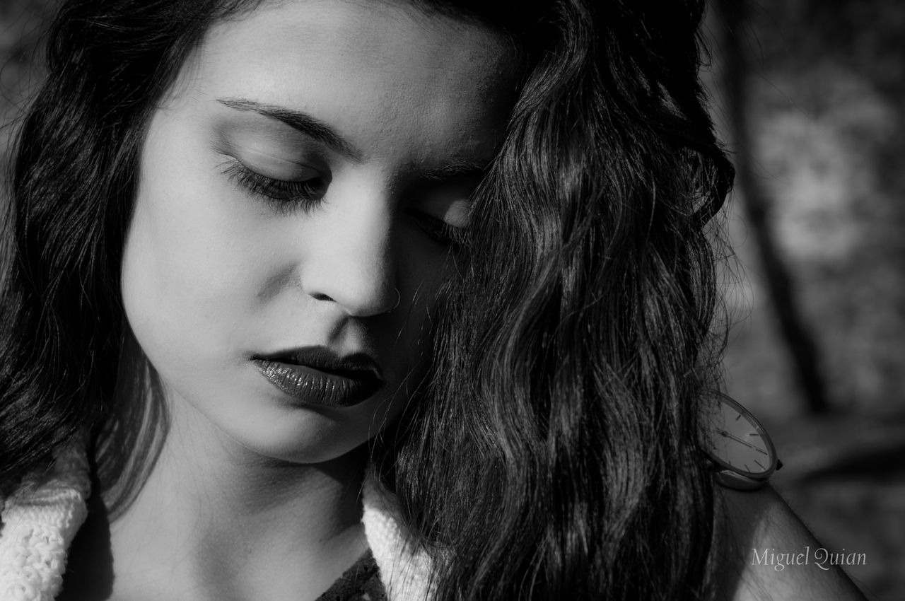 young women, headshot, long hair, young adult, close-up, person, lifestyles, human face, focus on foreground, beauty, looking at camera, leisure activity, portrait, front view, brown hair, human hair