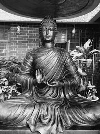 Statue of statues in building