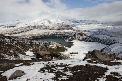 Mount ruapehu and the lower tama lake, seen from the northern circuit hiking trail in new zealand.