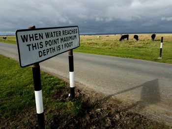 Road sign, warning sign of flooding 