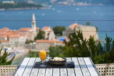 Breakfast with amazing views of the city and the sea 