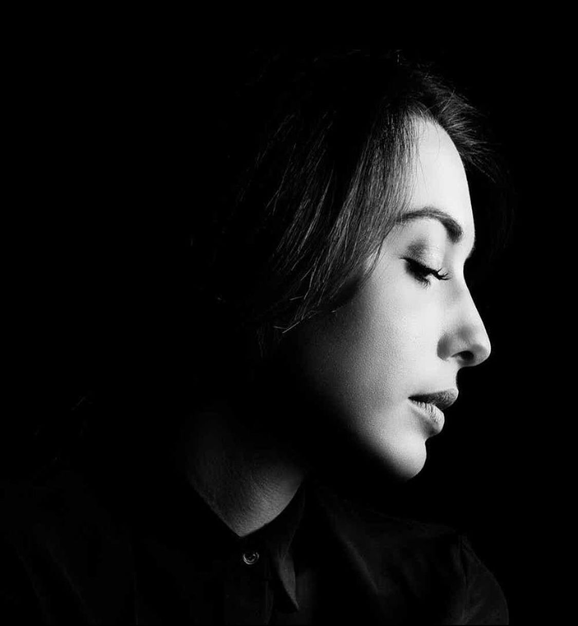 CLOSE-UP PORTRAIT OF YOUNG WOMAN