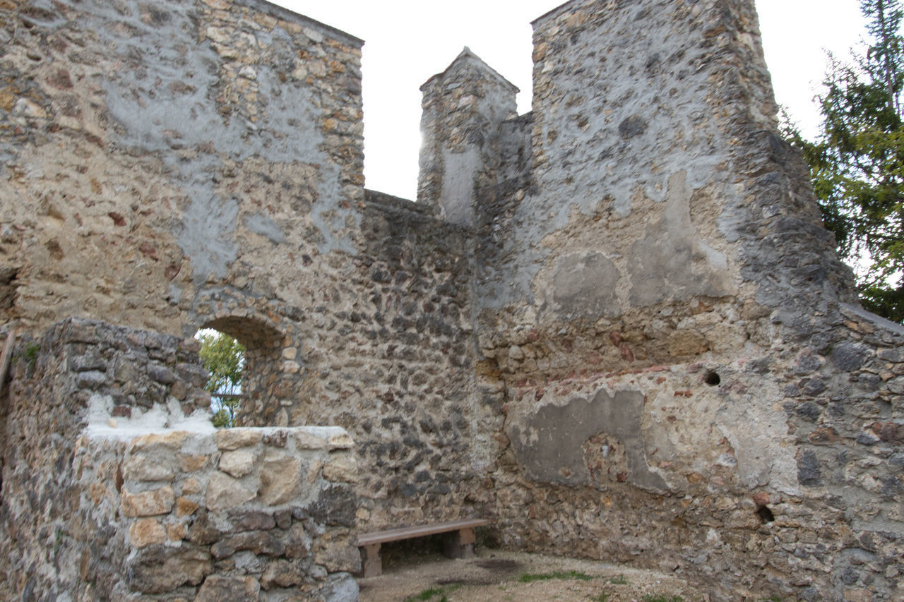 LOW ANGLE VIEW OF OLD RUIN BUILDING AGAINST SKY