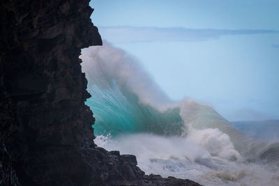 Spectaculat waves crashing at hanakapiai beach on the hawaiian island of kauai, usa against sky