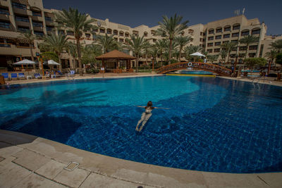 Man swimming pool in city