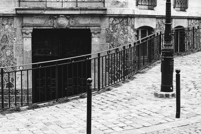 Footpath by old building in city