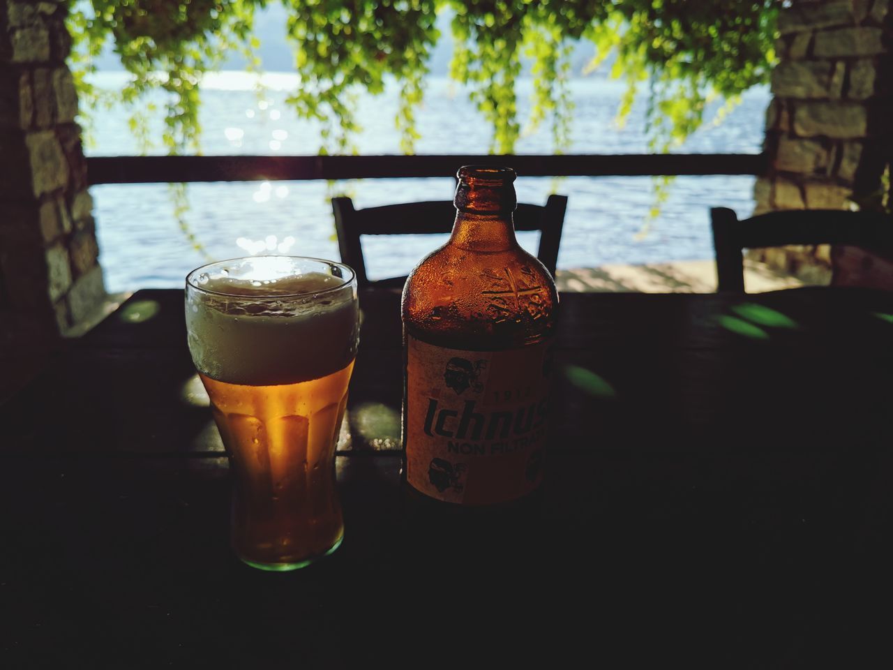 CLOSE-UP OF BEER IN GLASS