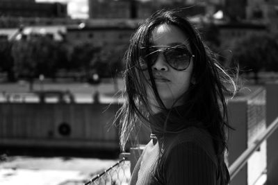 Portrait of woman wearing sunglasses at montréal harbor 