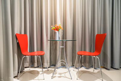 Table and chairs in room