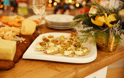 Many pieces of sliced cheese on wooden board. cheese tasting delicacy