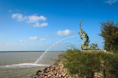 Serpent head fountain against sky