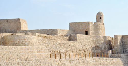 Old ruin building against sky