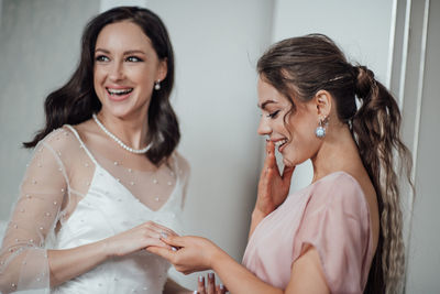 Bridesmaid grooming bride