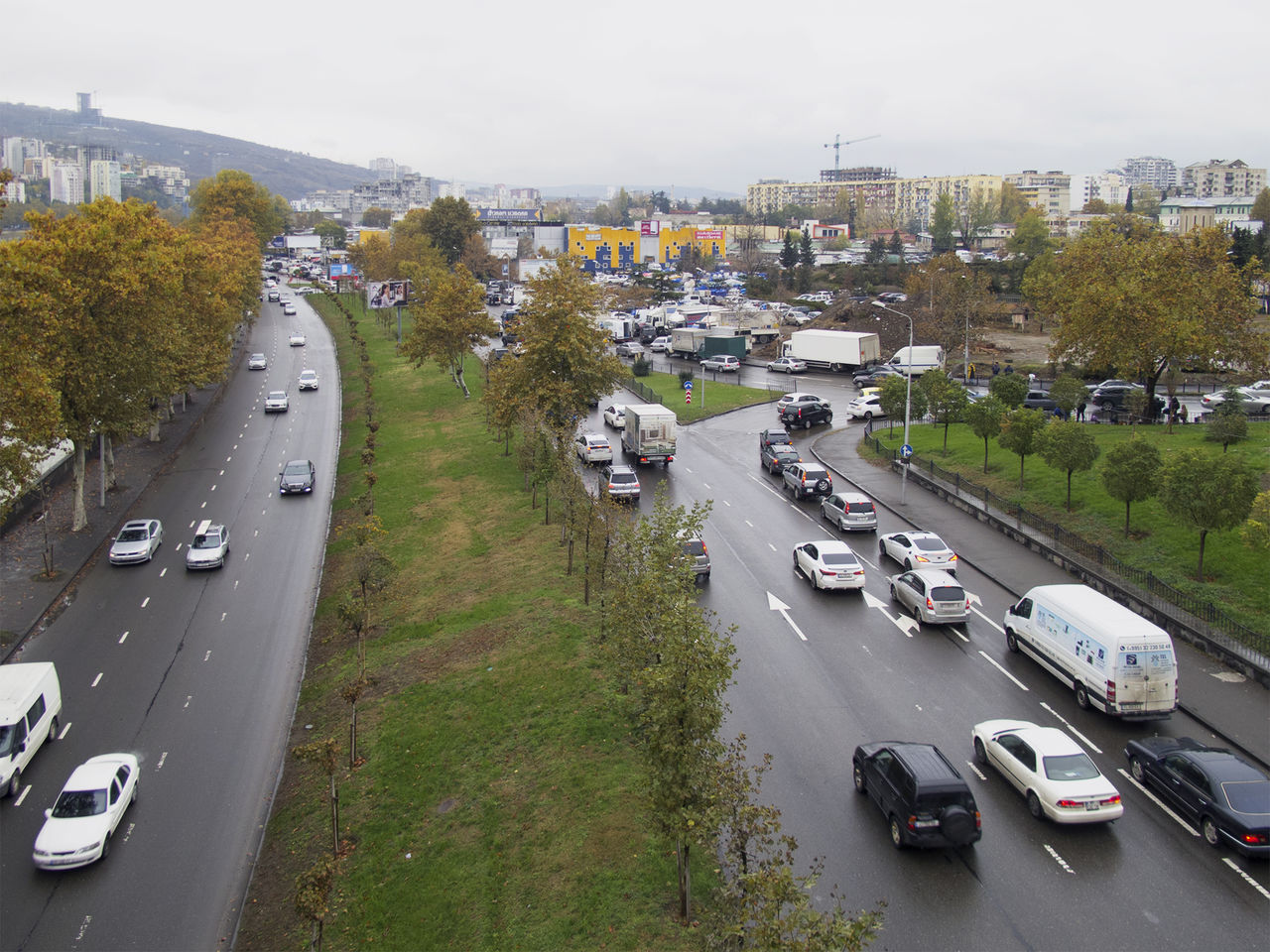 HIGH ANGLE VIEW OF CARS ON ROAD IN CITY