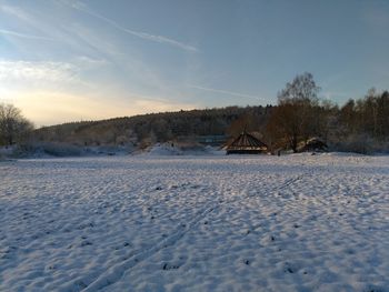 Scenic view of snow covered field against sky erfahrungsfeld schön und gut