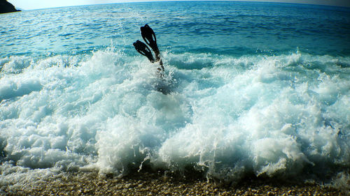 Waves splashing on rocks